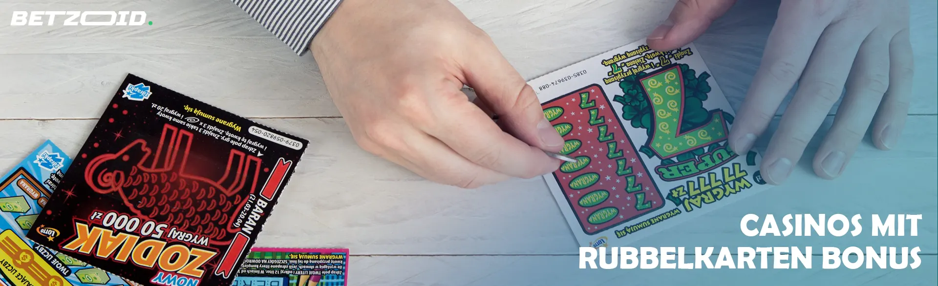 Eine Person löscht Rubbelkarten.