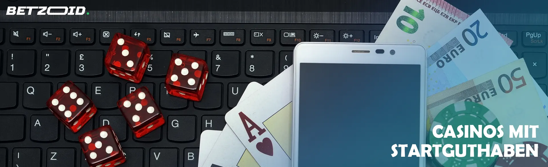 Auf der Tastatur liegen Würfel, Geld und Smartphone.