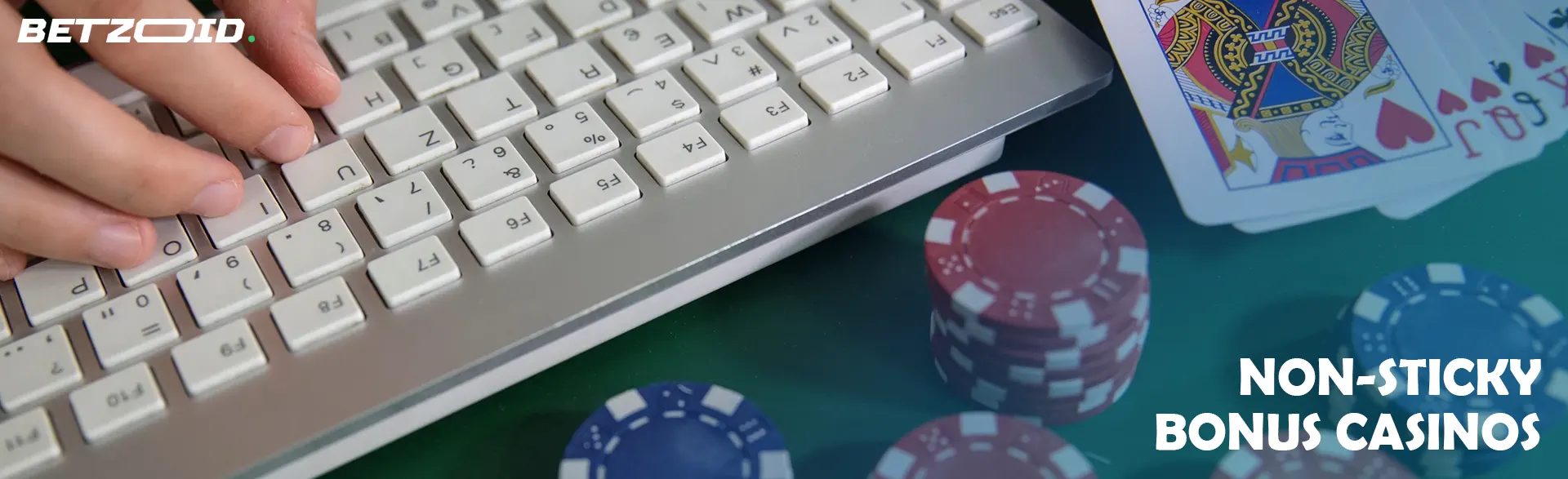 Karten und Chips neben der Tastatur.