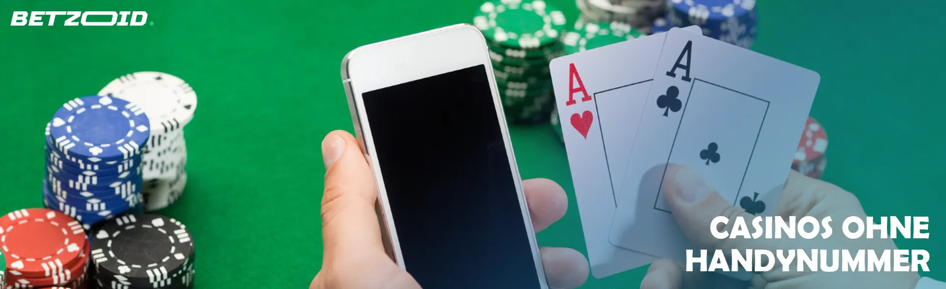Spieler mit Smartphone und Spielkarten vor Casinotisch-Hintergrund.