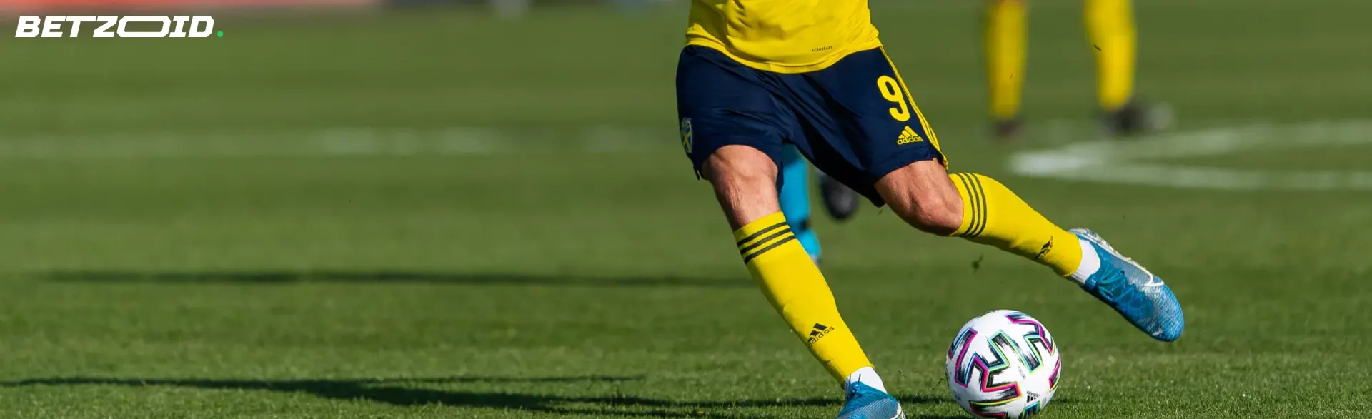 Jogador de futebol com uma bola.