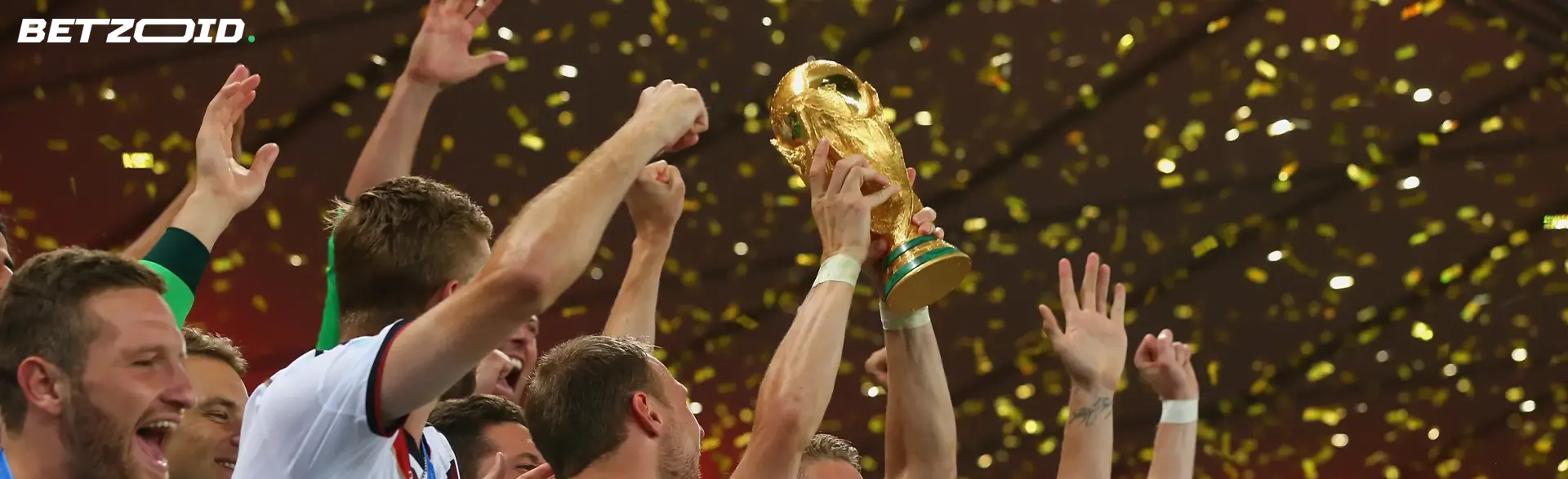 Jogadores de futebol comemoram com a taça nas mãos.