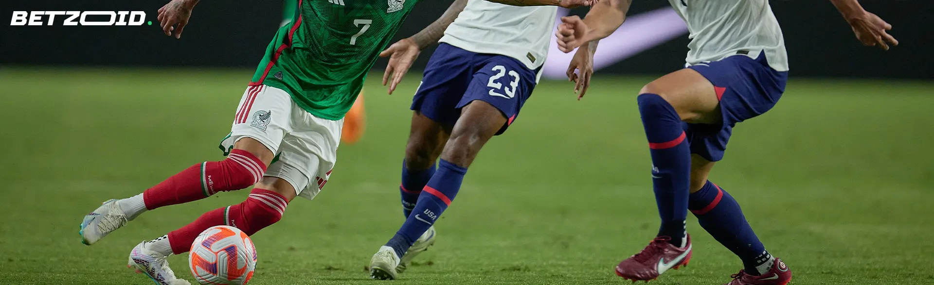 Pernas dos jogadores de futebol com a bola.