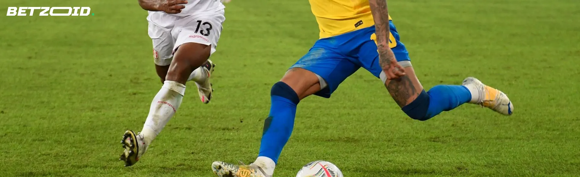 Jogadores de futebol com a bola durante o jogo.