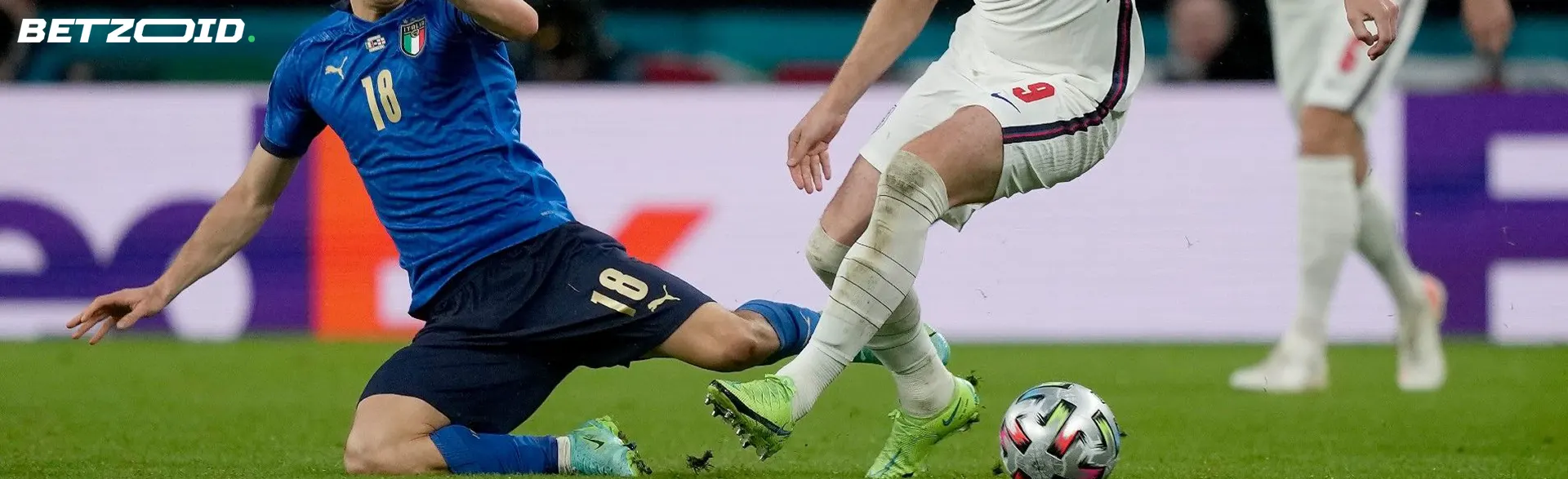 Jogadores de futebol disputam a bola durante uma partida.