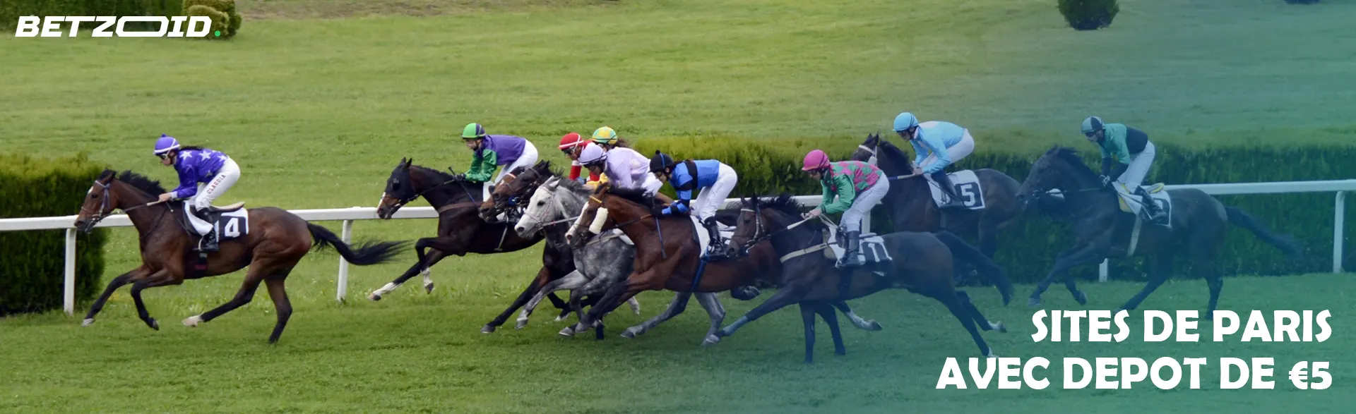 Des jockeys à cheval pendant une course.