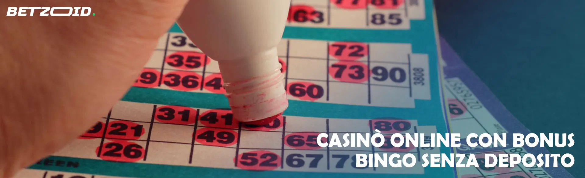 Una persona segna i numeri vincenti al bingo.