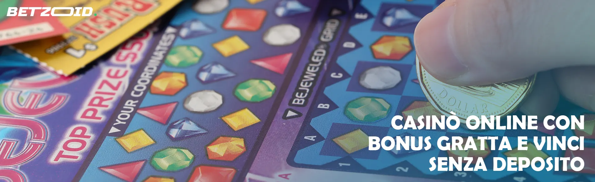 Una persona gratta una cartolina gratta e vinci con una moneta.