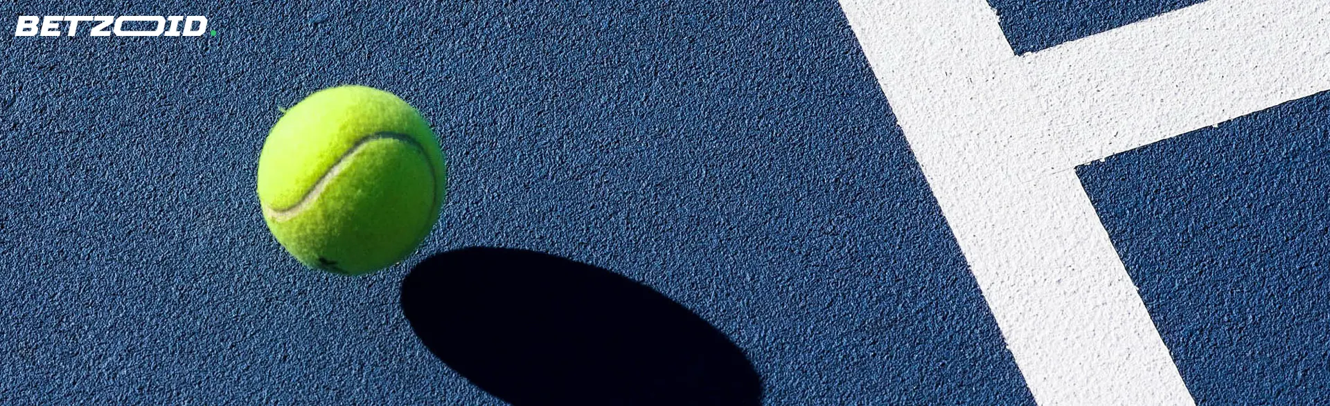 Una pallina da tennis rimbalza sul campo.