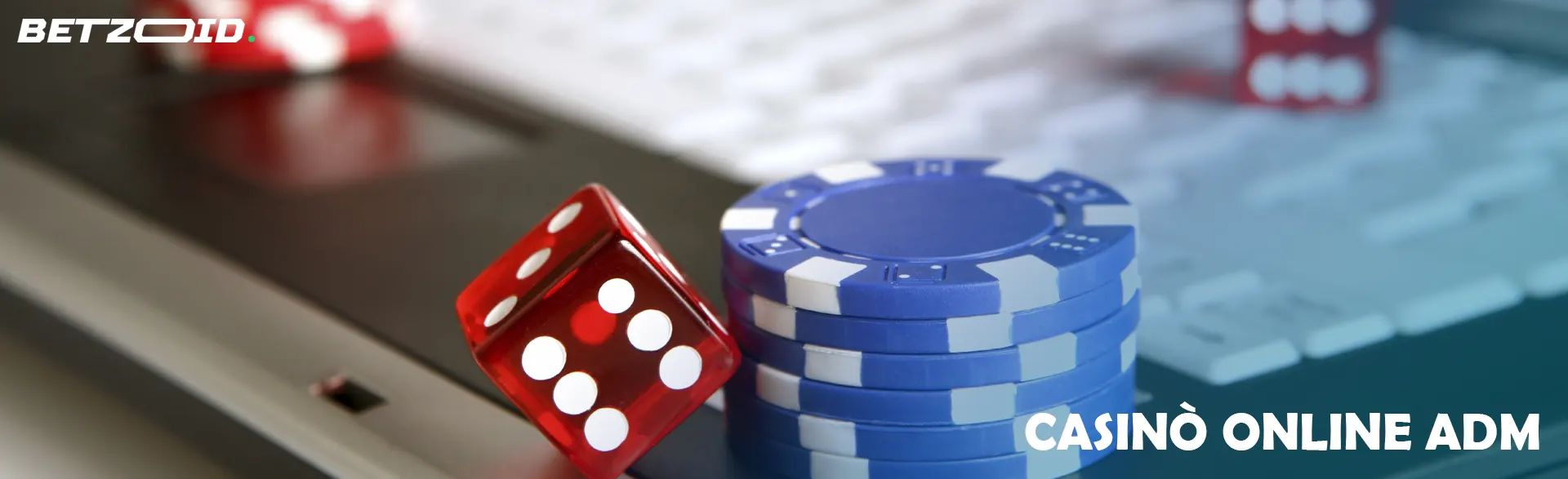 Dadi e fiches da poker su un computer portatile.