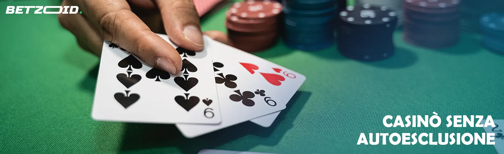 Il giocatore tiene le carte accanto alle fiches del casinò.