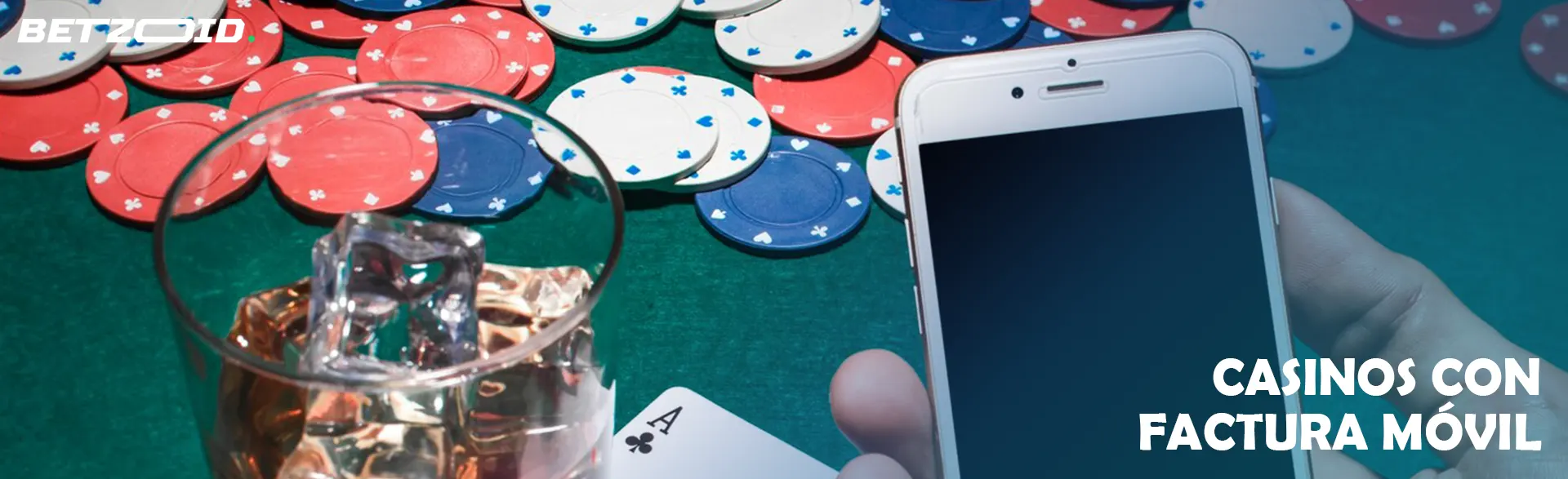 Un jugador sostiene un teléfono inteligente y un vaso de bebida sobre un fondo de fichas de casino.