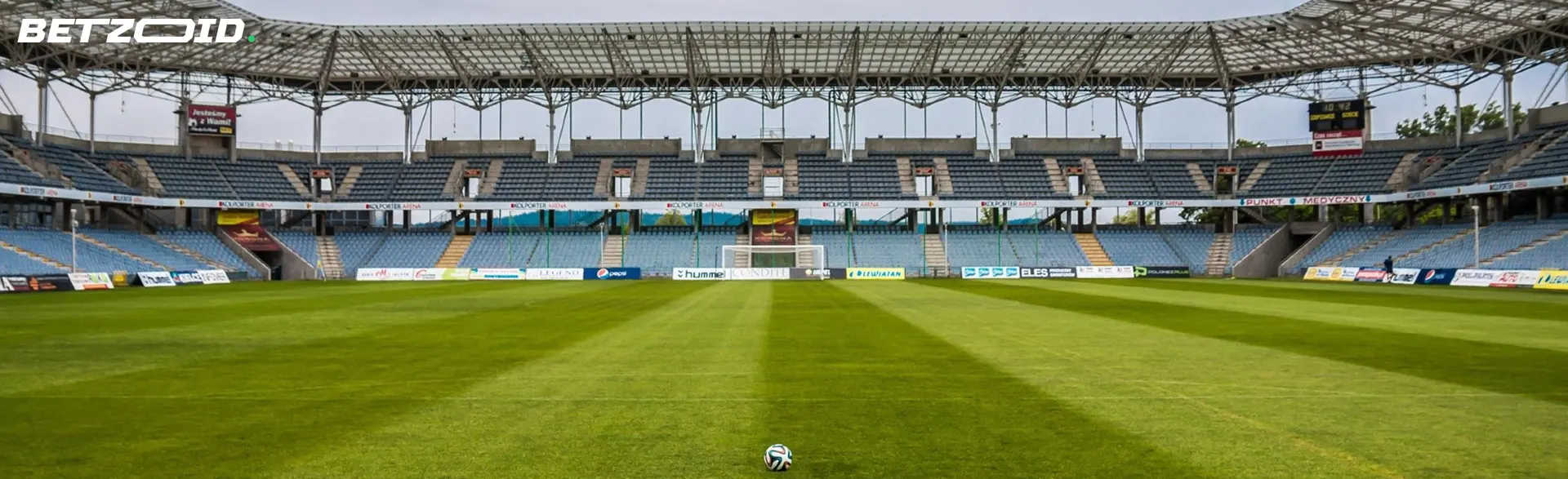 Il pallone da calcio si trova al centro del campo.