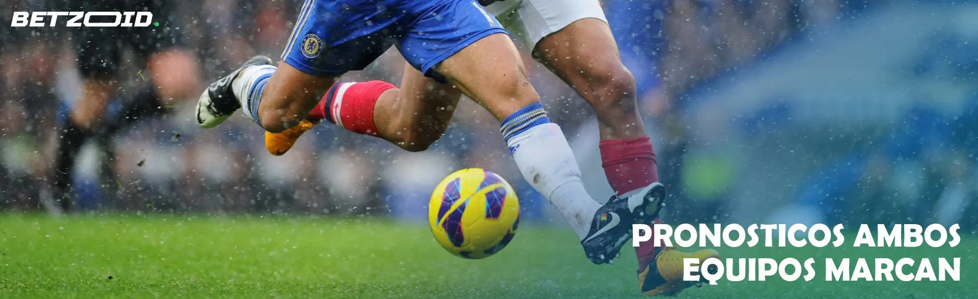 Los jugadores de fútbol luchan por el balón durante un partido.