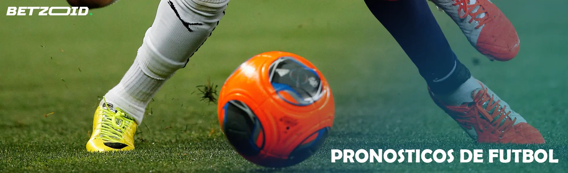 Balón de fútbol a los pies de los futbolistas.