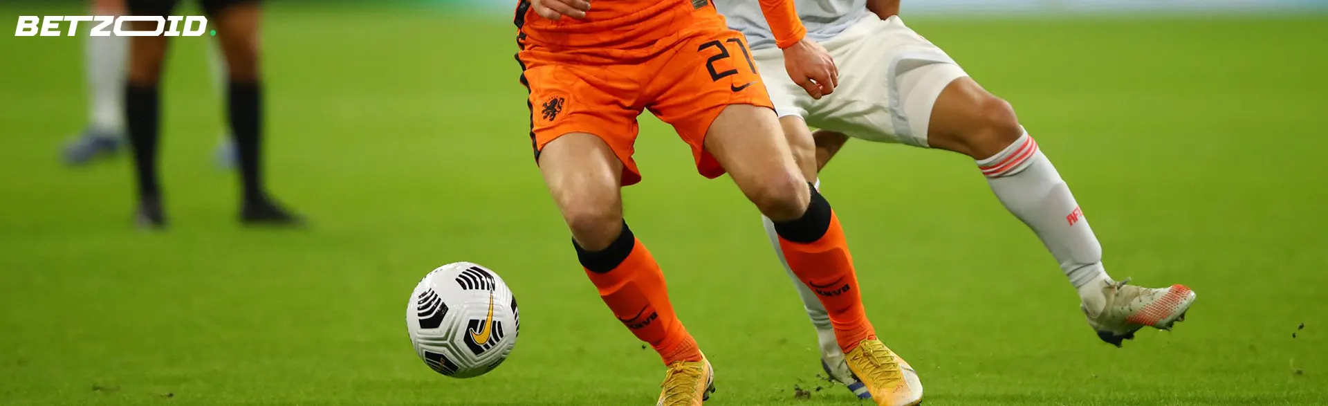 Los jugadores de fútbol luchan por el balón durante un partido.
