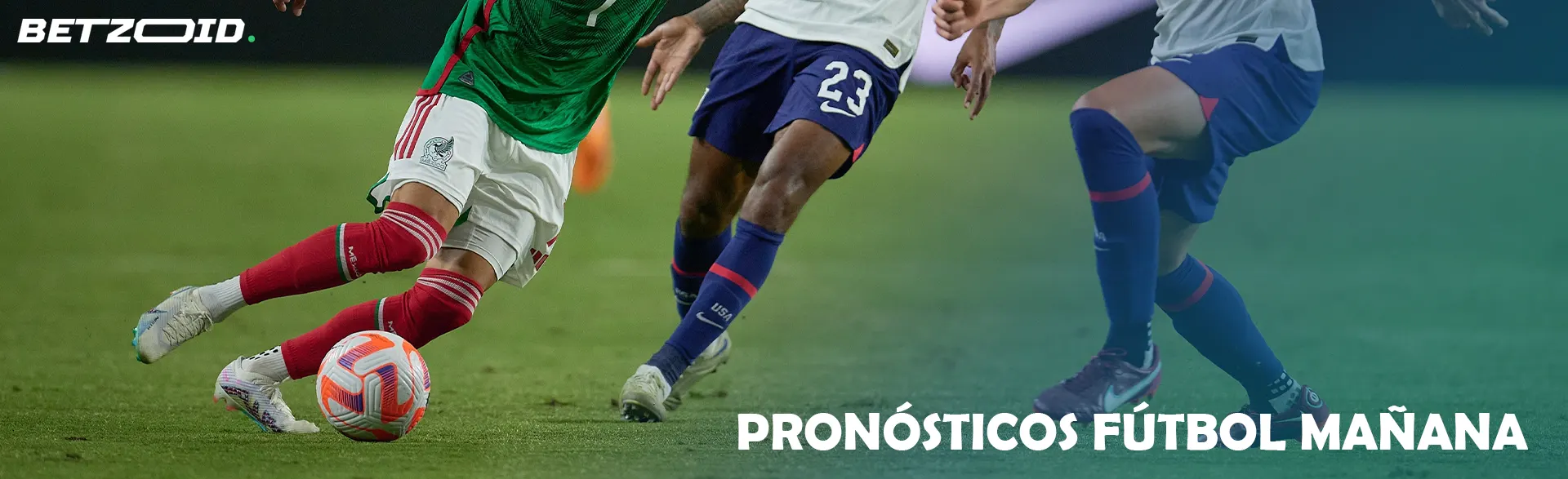 Los jugadores de fútbol luchan por el balón durante un partido.