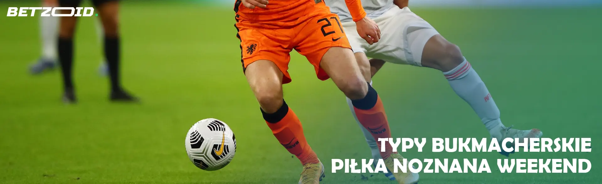 Dwóch piłkarzy walczy o piłkę nożną.