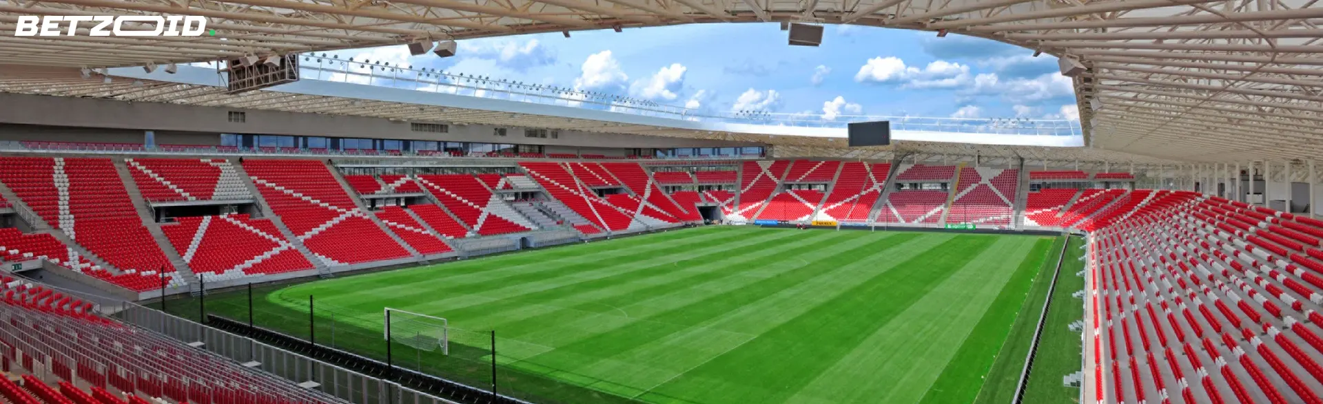 Pusty stadion piłkarski.