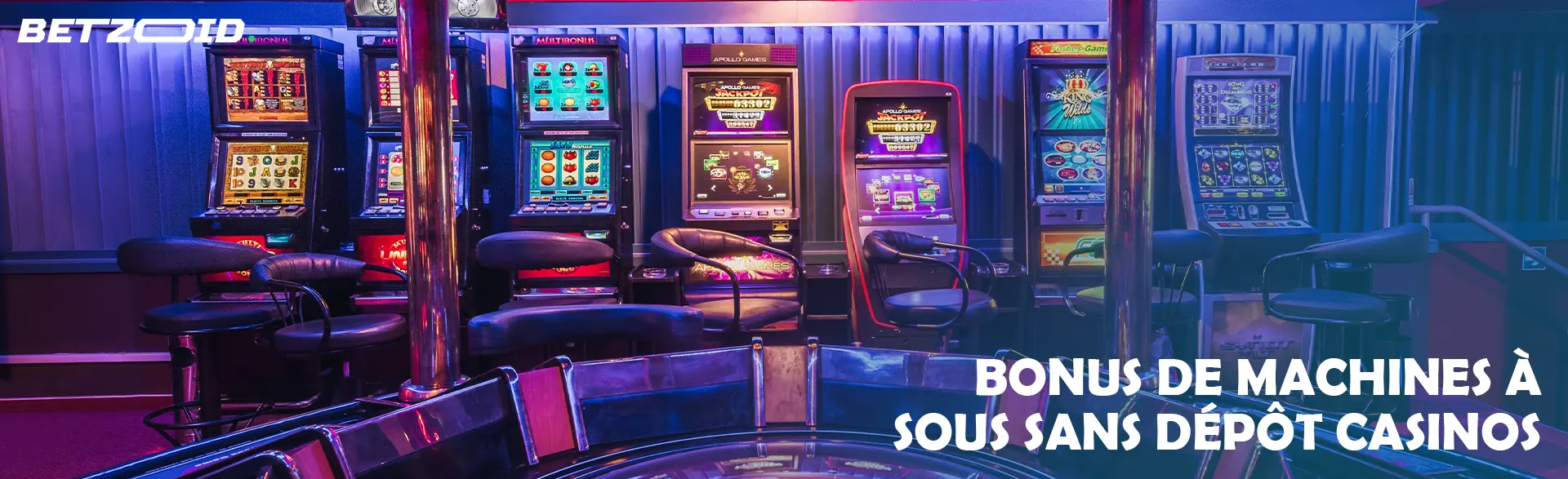 Il y a des machines à sous dans le casino.