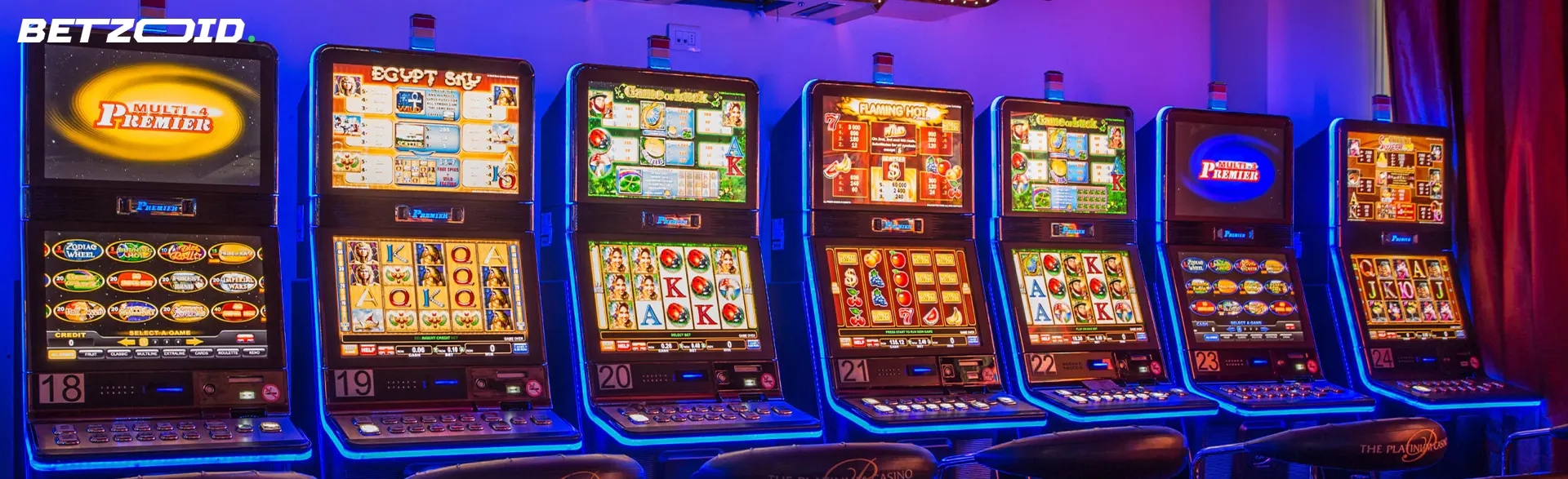 Il y a des machines à sous dans le casino.