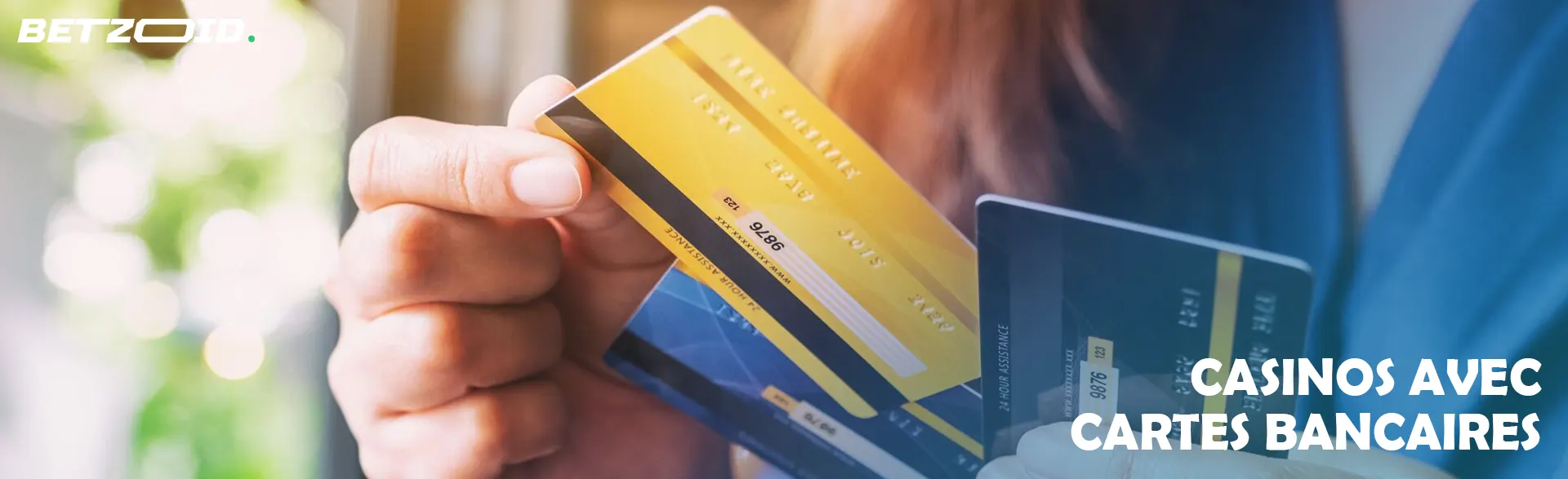 Femme détenant des cartes bancaires.