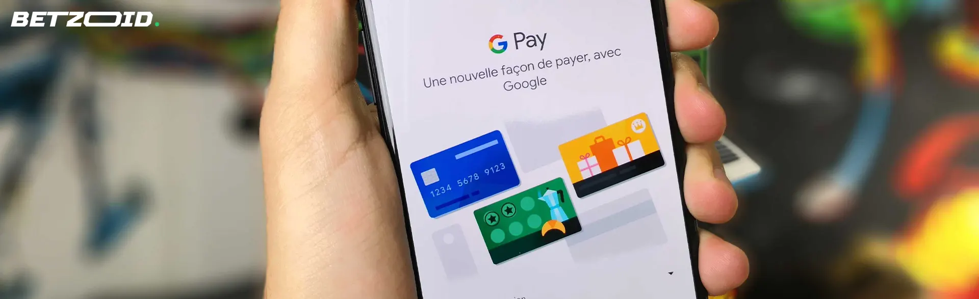 Smartphone avec Google Pay ouvert dans la main humaine.