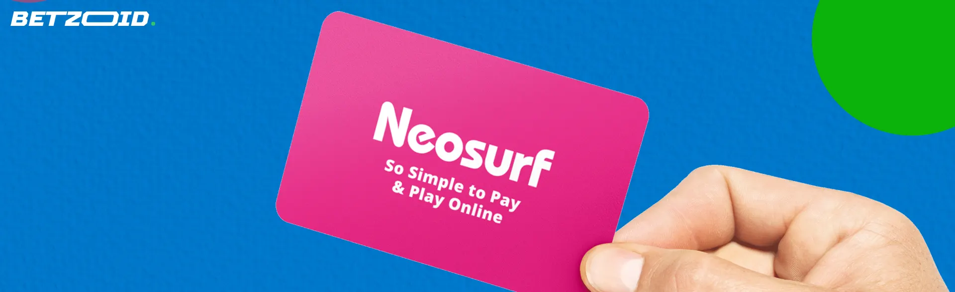 Une carte avec le logo Neosurf dans une main humaine.