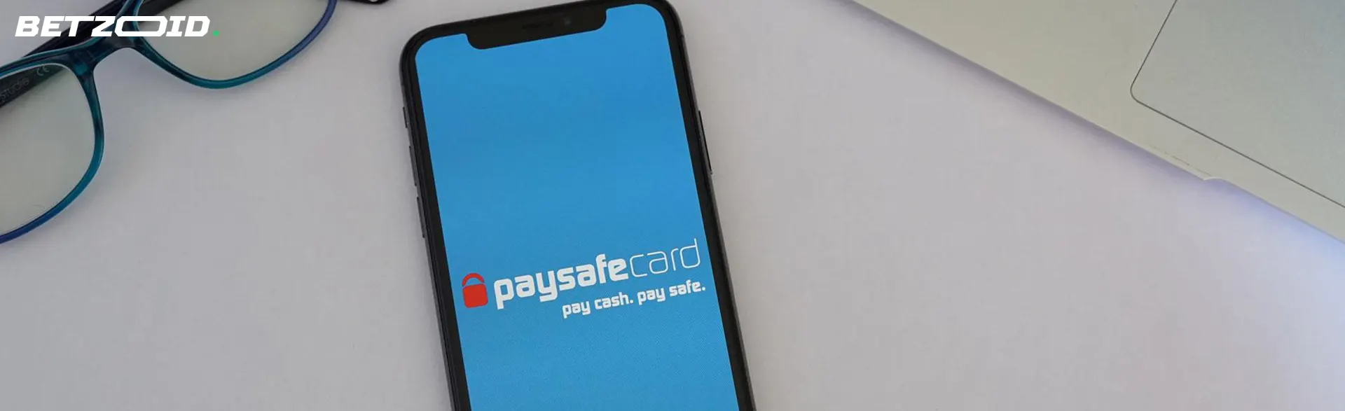 Logo Paysafecard sur l'écran du smartphone.
