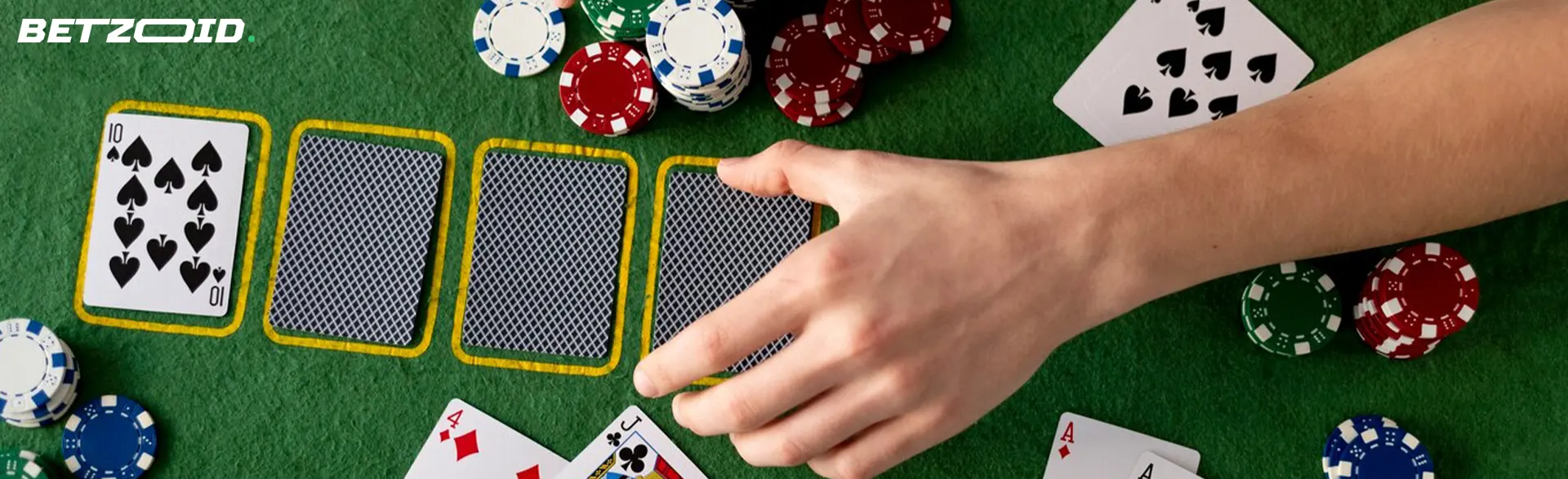 Le joueur pose les cartes sur la table du casino.