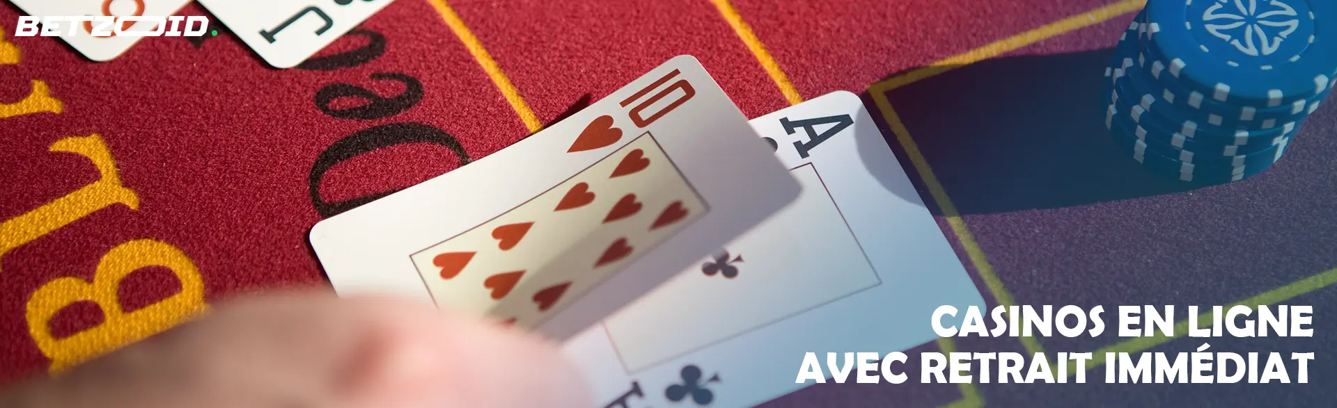Le joueur pose les cartes sur la table du casino.