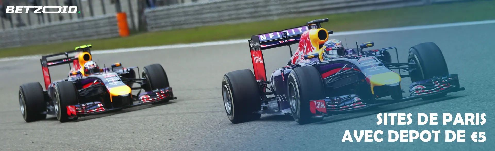 Voitures de Formule 1 sur la piste.