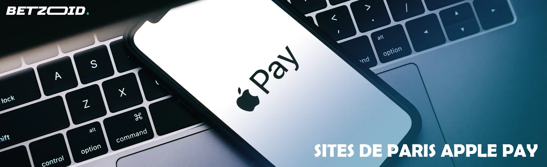 Un smartphone avec le logo Apple Pay repose sur le clavier.
