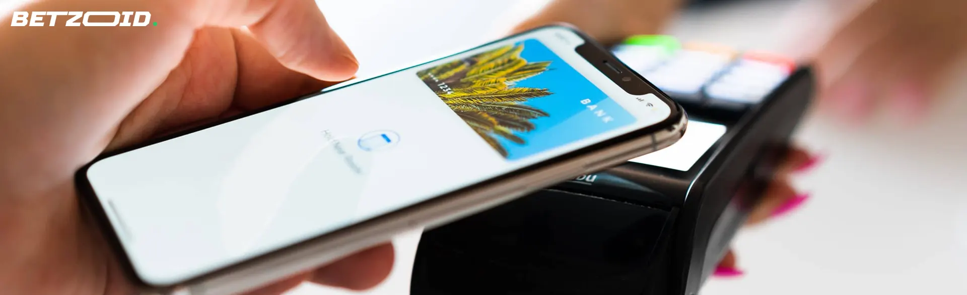 Une personne effectue un paiement avec un smartphone via Apple Pay.