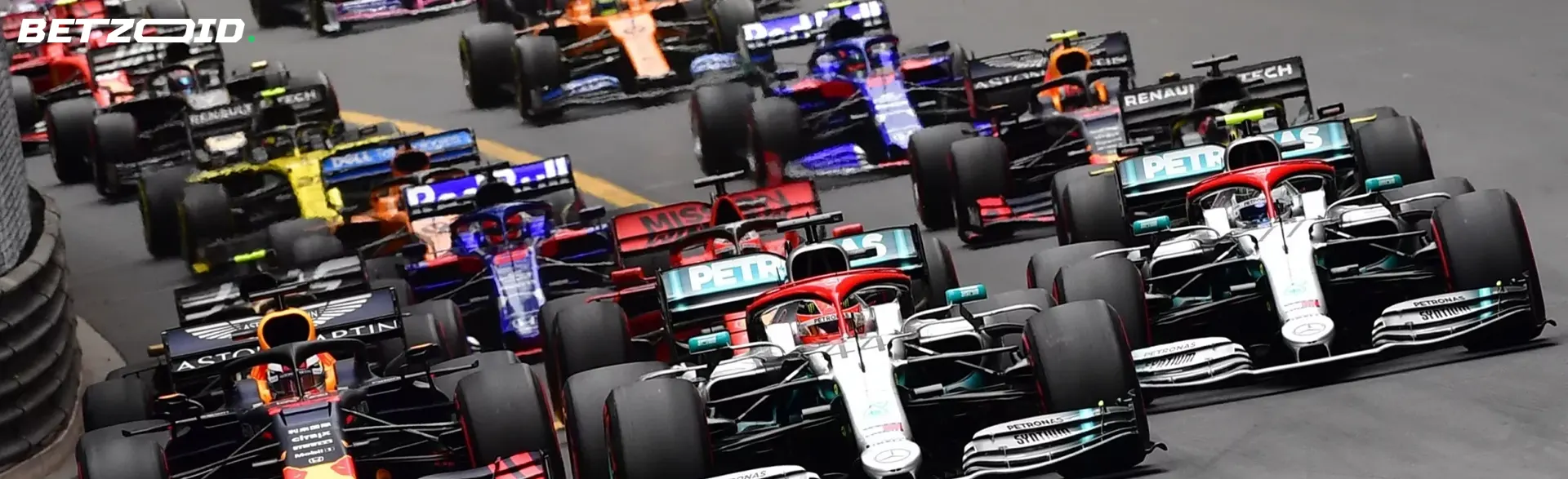 Plusieurs voitures de Formule 1 en piste.