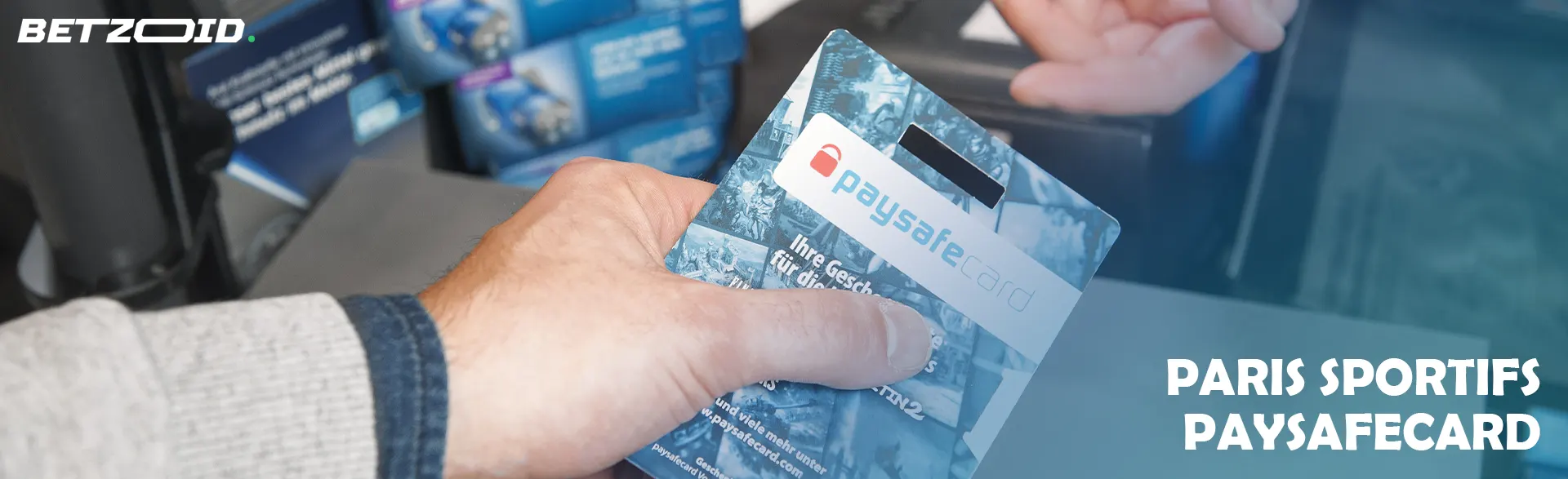 Homme tenant une Paysafecard emballée.