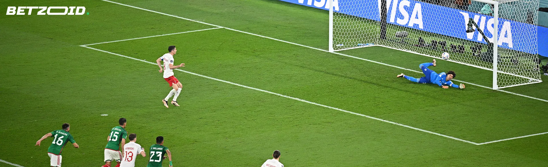 Jucători de fotbal pe teren în timpul unui meci.