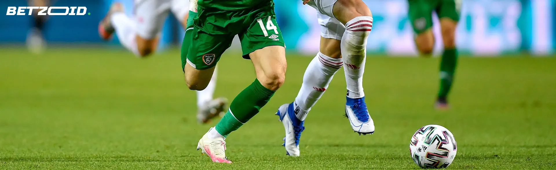 Jucătorii de fotbal se luptă pentru minge în timpul unui meci.
