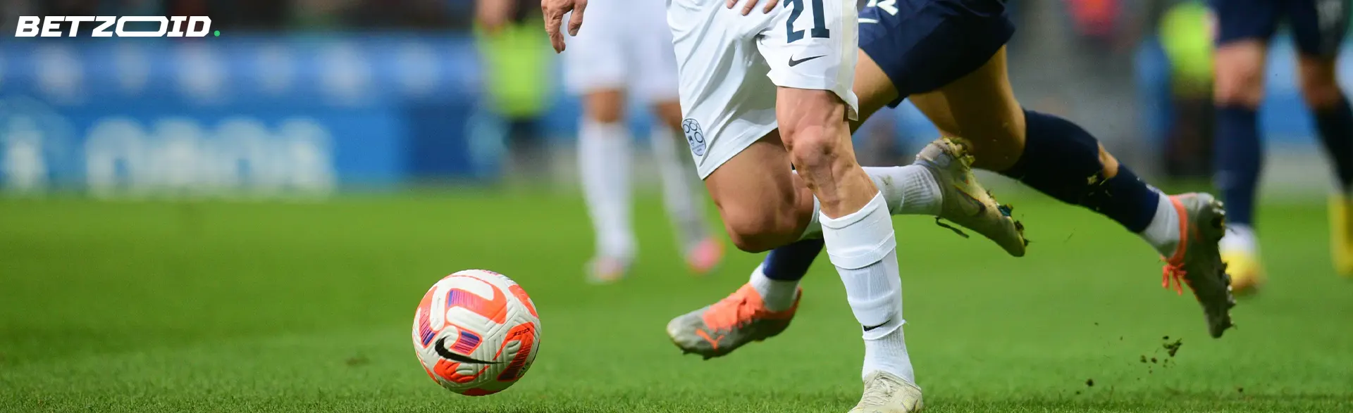 Minge de fotbal la picioarele jucătorilor de fotbal.