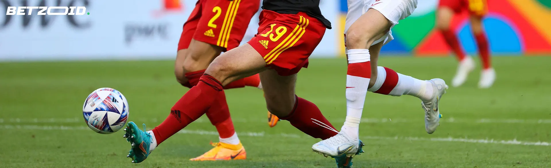 Jucătorii de fotbal se luptă pentru minge în timpul unui meci.
