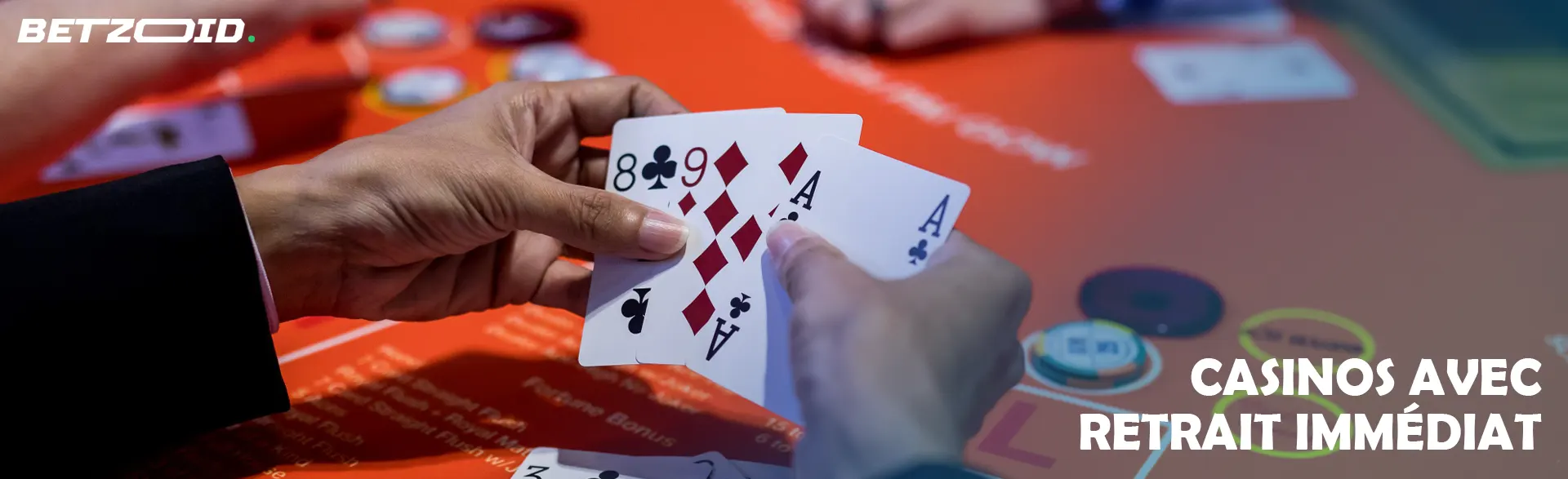 Le joueur détient des cartes sur le fond de la table du casino.