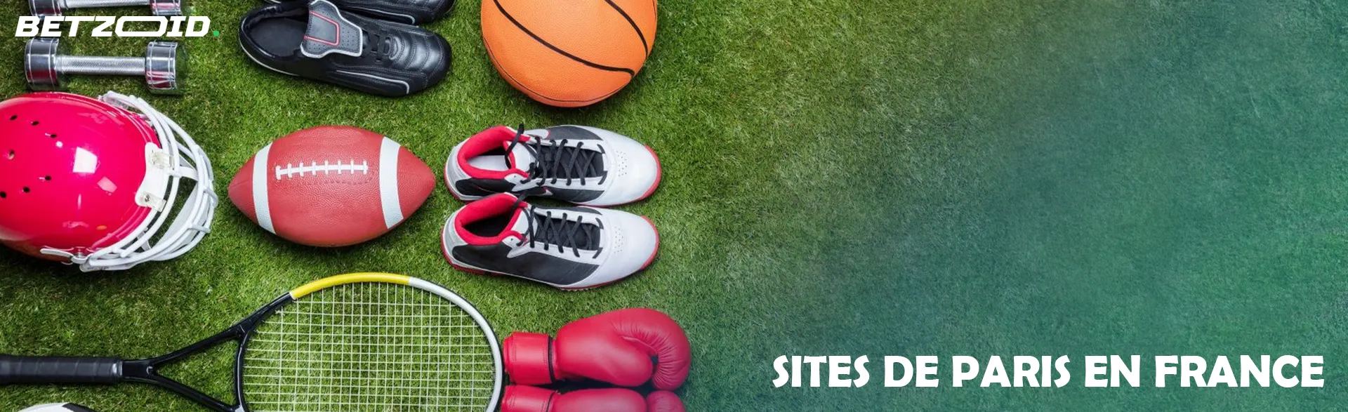 Un casque, des balles, des baskets, une raquette de tennis et des gants de boxe se trouvent sur le terrain.