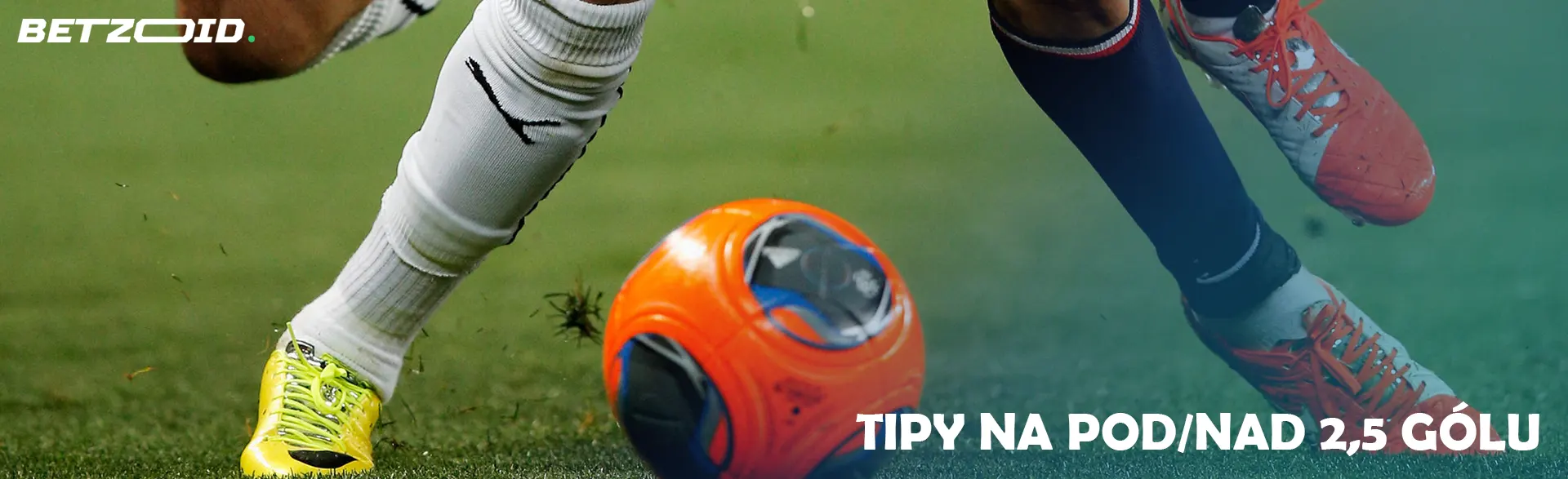 Fotbalový míč u nohou fotbalistů.