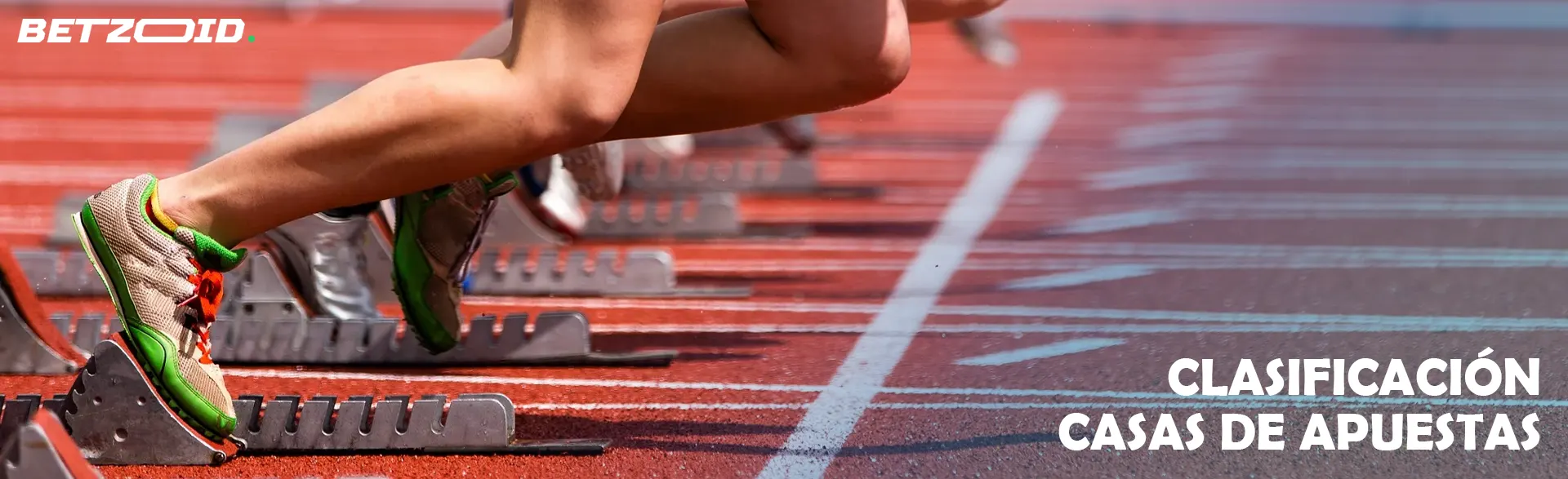Los pies de los corredores están colocados en la línea de salida.