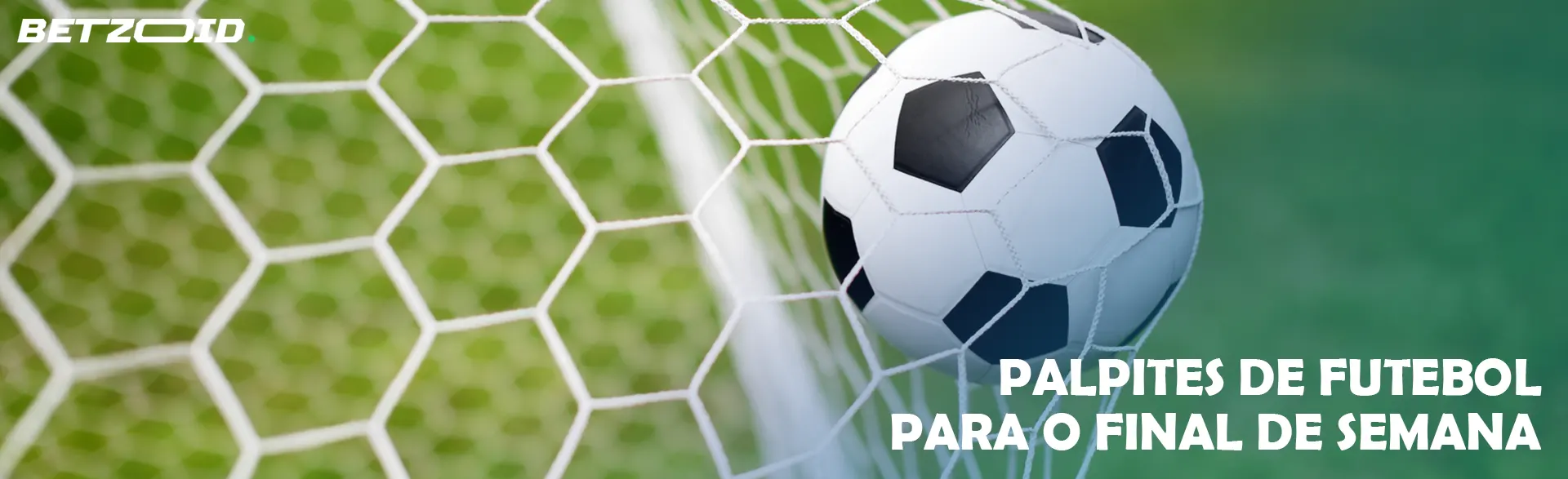 A bola de futebol voou para dentro do gol.