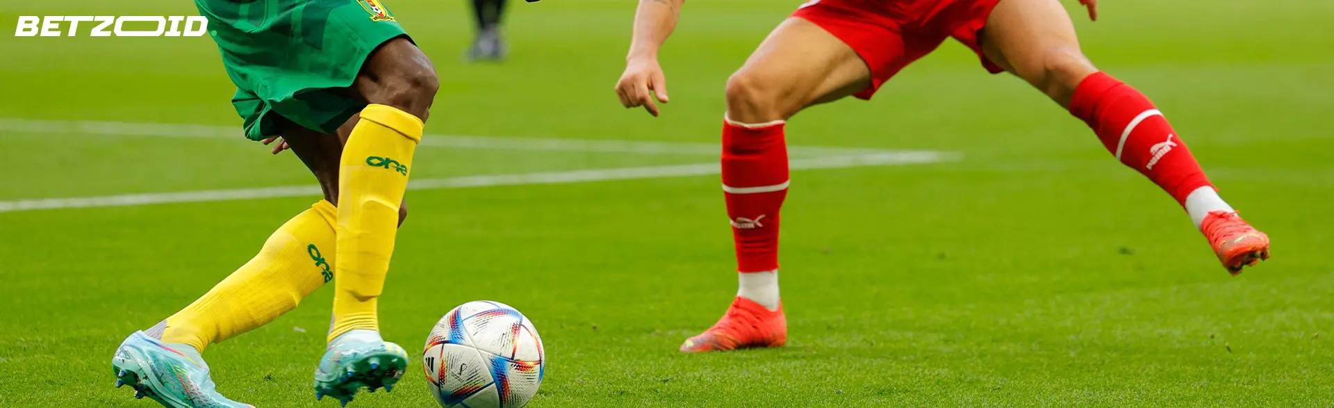 Jugadores de fútbol con el balón durante el partido.
