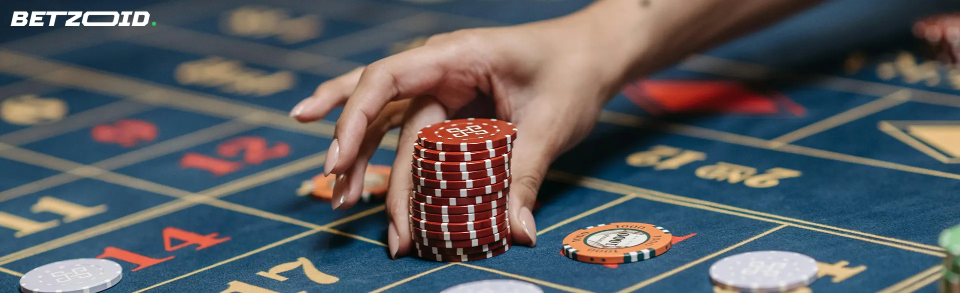El jugador realiza una apuesta utilizando fichas de casino.