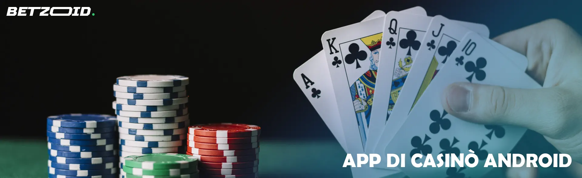 Carte nella mano di un giocatore accanto alle fiches del casinò.