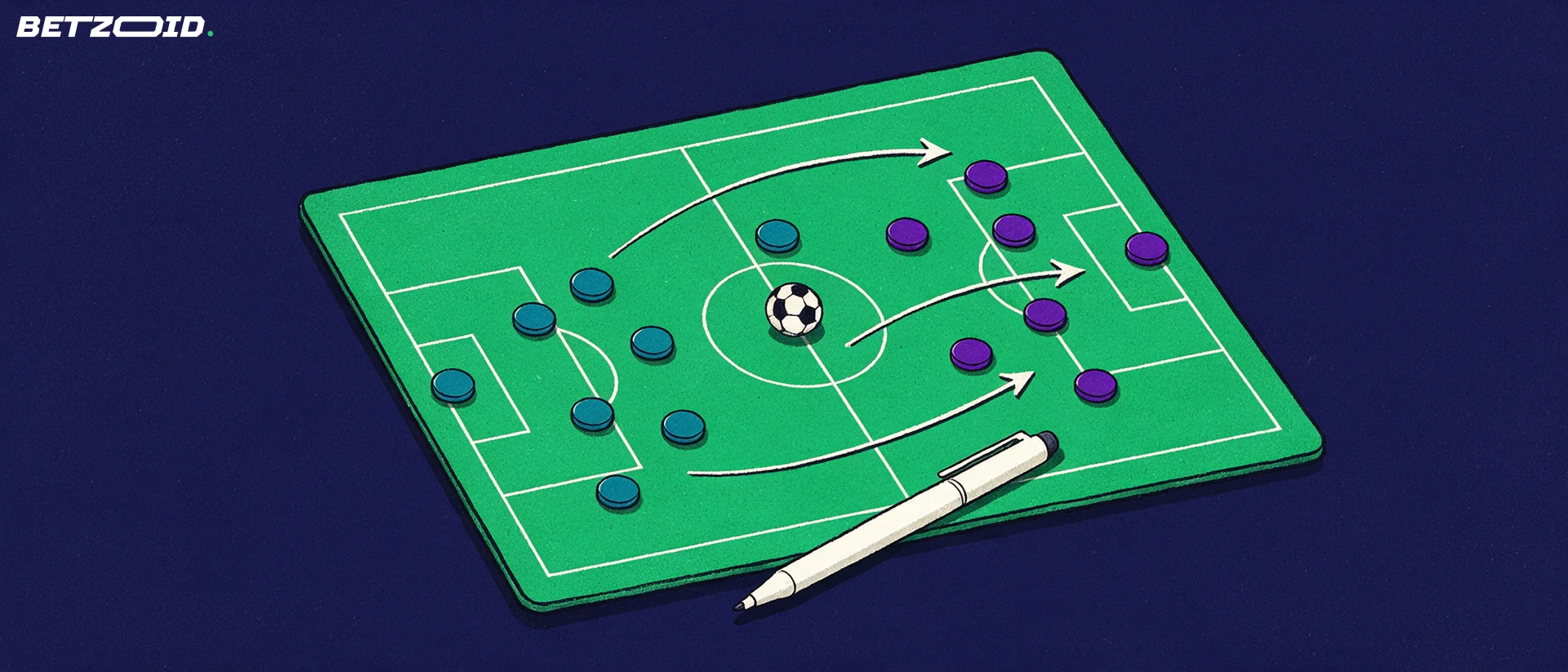 Illustration eines Fußballfelds als Taktiktafel mit farbigen Spielsteinen, geschwungenen Passpfeilen, einem Ball auf dem Anstoßpunkt und einem Stift.
