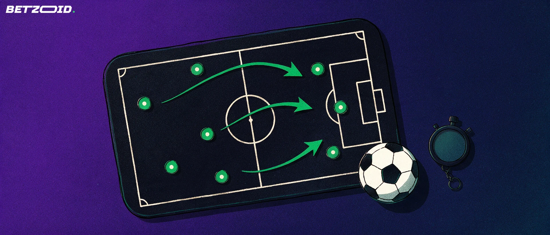 Ilustrație văzută de sus cu o tablă tactică de fotbal cu jumătate de teren desenată și săgeți verzi, alături de o minge și un cronometru.